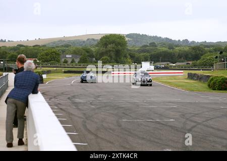 Jaguar XK120 3,4 (1950) und Jaguar Mk1 3,4 S (1959), Mike Hawthorn Track Day, Goodwood, Sussex, England, Großbritannien, Großbritannien, Europa Stockfoto