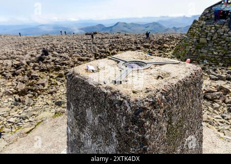 Gipfelmarker auf dem Gipfel des Ben Nevis - höchster Berg in Großbritannien, Highlands, Schottland Großbritannien Stockfoto