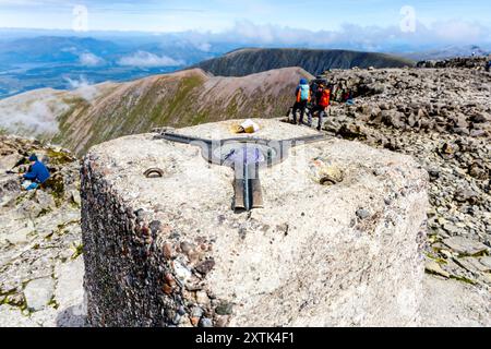 Gipfelmarker auf dem Gipfel des Ben Nevis - höchster Berg in Großbritannien, Highlands, Schottland Großbritannien Stockfoto