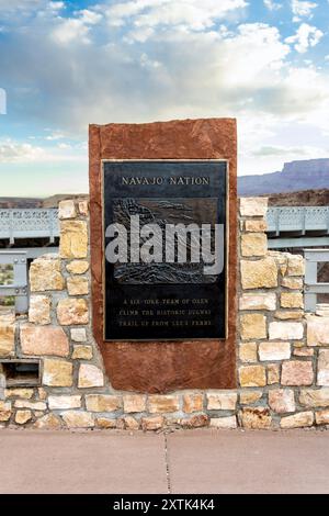 Schild mit Ochsenrelief an der Historic Navajo Bridge, Arizona, USA Stockfoto