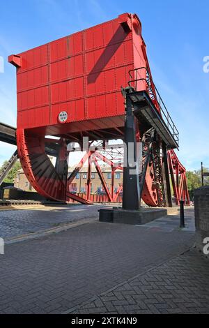 Die neu renovierte viktorianische Hebebrücke über den Eingang zum Shadwell Basin in den Londoner docklands, Großbritannien. Glamis Street. Stockfoto