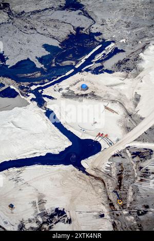 Detail aus einer der enormen Bergeteiche in Fort McMurray in Alberta, Kanada. Die Teiche sind unter der größte Mann, Strukturen in der Welt, die mehr als 175 Quadratkilometern. Sie stellen eine zusätzliche Herausforderung an die Oil Sands Produktion: auch nach Ende der Produktion, kann es bis zu 30 Jahre für den Schlick, die in den Teichen bis zu trocknen. Das kontaminierte Wasser ist giftig für alle Lebewesen. Die Athabasca Oil Sands Kaution gehört zu den größten in der Welt. Die Bitumen, auch allgemein namens tar (tar sands), enthält viele Kohlenwasserstoffe, sondern ist notorisch schwer zu extrahieren. Für jeden Stockfoto