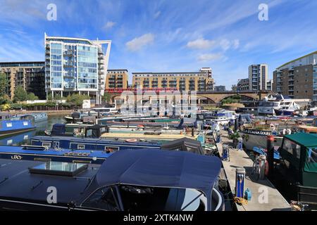 Binnenschiffe und Vergnügungsboote liegen im Londoner Limehouse Basin, einem viktorianischen Dock, der heute in einen Yachthafen umgewandelt wurde. Stockfoto