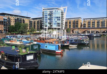 Binnenschiffe und Vergnügungsboote liegen im Londoner Limehouse Basin, einem viktorianischen Dock, der heute in einen Yachthafen umgewandelt wurde. Stockfoto