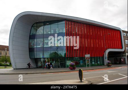 Slough, Großbritannien. August 2024. Eine Petition wurde gestartet, um die Kurve in Slough, Berkshire, vor einer möglichen Schließung zu retten. Die Petition fordert den insolventen Slough Borough Council auf, die Entscheidung zur Schließung der Kurve rückgängig zu machen. Dort heißt es: „The Curve dient als lebenswichtiges Gemeindegebäude, das Bibliotheksdienste, Lernräume, Einrichtungen für das Slough Museum, einen Veranstaltungsraum und einen Raum für das Lernen von lebenswichtigen Fähigkeiten bietet. Es ist der einzige vollständig zugängliche Gemeinschaftsraum für Bewohner des Stadtzentrums. Wir sind entschieden gegen ihre Schließung und fordern, dass es keine Unterbrechung des Dienstes geben sollte, unabhängig davon, welche Organisation die „neue“ werden könnte Stockfoto