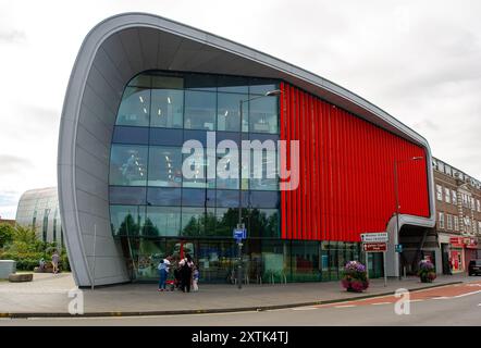 Slough, Großbritannien. August 2024. Eine Petition wurde gestartet, um die Kurve in Slough, Berkshire, vor einer möglichen Schließung zu retten. Die Petition fordert den insolventen Slough Borough Council auf, die Entscheidung zur Schließung der Kurve rückgängig zu machen. Dort heißt es: „The Curve dient als lebenswichtiges Gemeindegebäude, das Bibliotheksdienste, Lernräume, Einrichtungen für das Slough Museum, einen Veranstaltungsraum und einen Raum für das Lernen von lebenswichtigen Fähigkeiten bietet. Es ist der einzige vollständig zugängliche Gemeinschaftsraum für Bewohner des Stadtzentrums. Wir sind entschieden gegen ihre Schließung und fordern, dass es keine Unterbrechung des Dienstes geben sollte, unabhängig davon, welche Organisation die „neue“ werden könnte Stockfoto