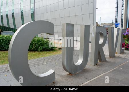 Slough, Großbritannien. August 2024. Eine Petition wurde gestartet, um die Kurve in Slough, Berkshire, vor einer möglichen Schließung zu retten. Die Petition fordert den insolventen Slough Borough Council auf, die Entscheidung zur Schließung der Kurve rückgängig zu machen. Dort heißt es: „The Curve dient als lebenswichtiges Gemeindegebäude, das Bibliotheksdienste, Lernräume, Einrichtungen für das Slough Museum, einen Veranstaltungsraum und einen Raum für das Lernen von lebenswichtigen Fähigkeiten bietet. Es ist der einzige vollständig zugängliche Gemeinschaftsraum für Bewohner des Stadtzentrums. Wir sind entschieden gegen ihre Schließung und fordern, dass es keine Unterbrechung des Dienstes geben sollte, unabhängig davon, welche Organisation die „neue“ werden könnte Stockfoto