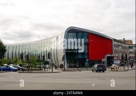 Slough, Großbritannien. August 2024. Eine Petition wurde gestartet, um die Kurve in Slough, Berkshire, vor einer möglichen Schließung zu retten. Die Petition fordert den insolventen Slough Borough Council auf, die Entscheidung zur Schließung der Kurve rückgängig zu machen. Dort heißt es: „The Curve dient als lebenswichtiges Gemeindegebäude, das Bibliotheksdienste, Lernräume, Einrichtungen für das Slough Museum, einen Veranstaltungsraum und einen Raum für das Lernen von lebenswichtigen Fähigkeiten bietet. Es ist der einzige vollständig zugängliche Gemeinschaftsraum für Bewohner des Stadtzentrums. Wir sind entschieden gegen ihre Schließung und fordern, dass es keine Unterbrechung des Dienstes geben sollte, unabhängig davon, welche Organisation die „neue“ werden könnte Stockfoto