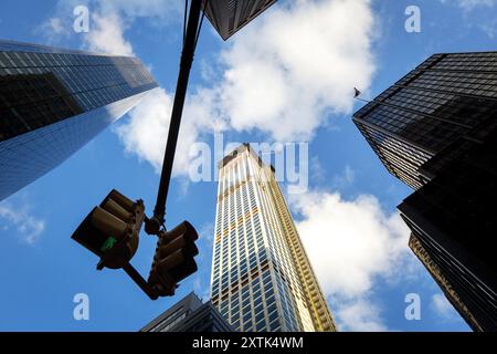 432 Park Avenue Eigentumswohnung und Office Tower im Bau, wie von der 57. Straße in Manhattan gesehen. Der Turm ist eine von einer wachsenden Zahl von teuren Luxus Eigentumswohnung Türme in der Nähe des Central Park. Stockfoto