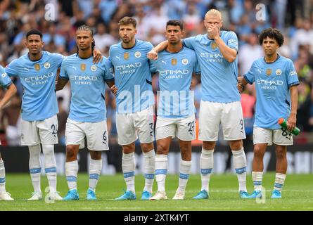 London, Großbritannien. August 2024 - Manchester City gegen Manchester United - Community Shield - Wembley Stadium. Manchester City Spieler während des Elfmeterschießens. ( L-R) Savinho, Nathan Aké, Ruben Dias, Matheus Nunes, Erling Haaland und Rico Lewis. Bildnachweis: Mark Pain / Alamy Live News Stockfoto