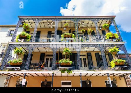 Kreolisches Stadthaus mit eisernen Balkonen im French Quarter, New Orleans, Louisiana, USA Stockfoto