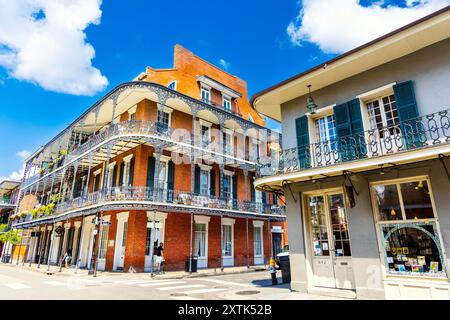 Kreolisches Stadthaus mit eisernen Balkonen im French Quarter, New Orleans, Louisiana, USA Stockfoto