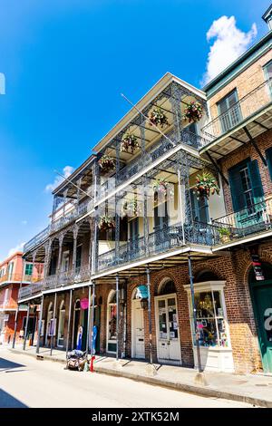 Kreolisches Stadthaus mit eisernen Balkonen im French Quarter, New Orleans, Louisiana, USA Stockfoto