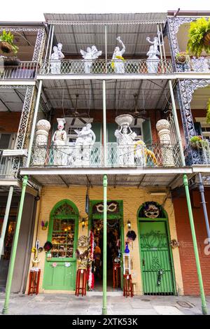 Kreolisches Stadthaus mit eisernen Balkonen im French Quarter, New Orleans, Louisiana, USA Stockfoto