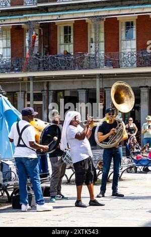 Straßenmusiker spielen Instrumente am Jackson Square, New Orleans, Louisiana, USA Stockfoto