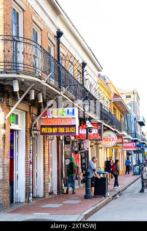 Restaurants und Jazzbars entlang der Bourbon Street, French Quarter, New Orleans, Louisiana, USA Stockfoto