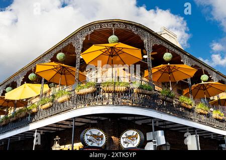 Außenansicht des Cornet Restaurants in einem kreolischen Stadthaus mit eisernen Balkonen in Bourbon Street, French Quarter, New Orleans, Louisiana, USA Stockfoto