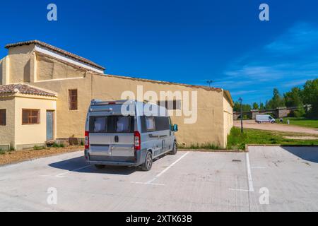 Parkplatz Carrion de los Condes, Castile and Leon, Spanien für Wohnmobile und Wohnmobile Stockfoto