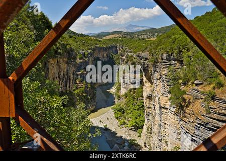 Osumi Canyon in Albanien von den Aussichtspunkten im Sommer gesehen. Stockfoto