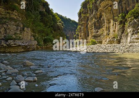 Der Osumi Canyon in Albanien fette Flusspegel während eines Spaziergangs durch das Wasser Stockfoto