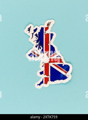 Großbritannien Karte mit Union Jack Flag Farben auf hellblauem Hintergrund Stockfoto