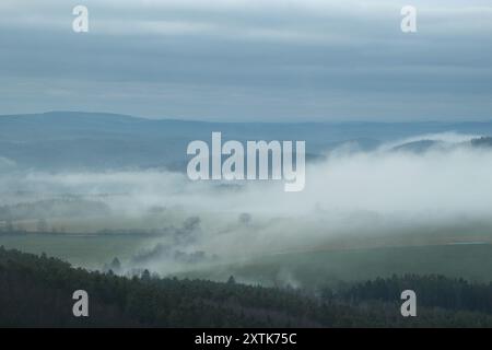 Die Inversion erfolgt über das gesamte Feld. Es hat eine geisterhafte Atmosphäre Stockfoto