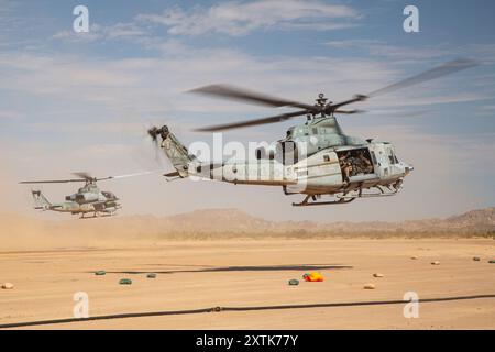 Ein U.S. Marine Corps UH-1Y Venom und AH-1Z Viper wurden der Marine Light Helicopter Attack Squadron (HMLA) 267, Marine Aircraft Group 39, 3rd Marine A zugewiesen Stockfoto