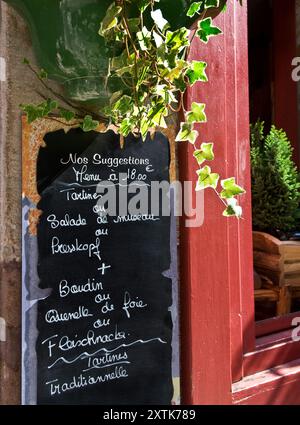 FRANZÖSISCHE TAFELKARTE für 18 € typisch rustikales Festpreismenü „Tagesmenü“ an der Tafel vor dem Restaurant im Elsass COLMAR Frankreich Stockfoto