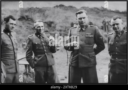 AUSCHWITZ SS-Offiziere pflegen sich auf dem Gelände des SS-Rückzugs Solahuette außerhalb von Auschwitz. Von links nach rechts sind sie: Dr. Josef Mengele, Rudolf Hoess (ehemaliger Kommandant von Auschwitz), Josef Kramer (Kommandant von Birkenau) und Anton Thumann. Foto zu Ehren von Rudolf Hoess, der am 29. Juli seine Amtszeit als Garnison Senior beendete. 22. Juli 1944 - 29. Juli 1944 Solahutte, [Oberschlesien; Auschwitz] Polen Stockfoto