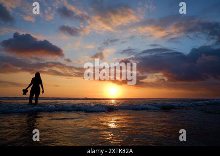 Wunderschöner Sonnenuntergang am Seminyak Beach, Bali Stockfoto