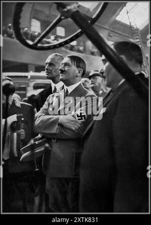 Adolf Hitler in Uniform mit Hakenkreuzarmband auf der Internationalen Automobilausstellung in Nazi-Berlin - 1935. Stockfoto