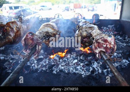 Zagreb, Kroatien. August 2024. Ein Lamm wird während eines Festes der Himmelfahrt der Heiligen Jungfrau Maria am 15. August 2024 in Zagreb, Kroatien, gebraten. Foto: Emica Elvedji/PIXSELL Credit: Pixsell/Alamy Live News Stockfoto