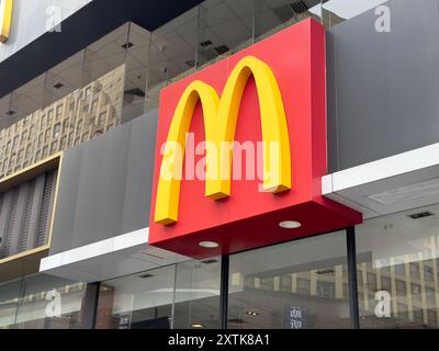 Nanning, China - 15. November 2023. McDonald's Restaurant Schild. McDonald's ist ein amerikanisches Fast-Food-Unternehmen. Stockfoto