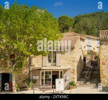 Weinprobe in Boulbon ist eine Gemeinde im Département Bouches-du-Rhône in Südfrankreich. Stockfoto