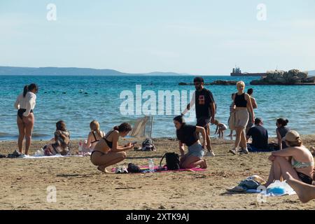 Sandiger, schöner Touristenstrand, der von Einheimischen und Touristen an einem heißen, sonnigen Tag mit blauem Himmel und Sonne genossen wird. Strand von Bacvice. Trennen. Kroatien. (138) Stockfoto