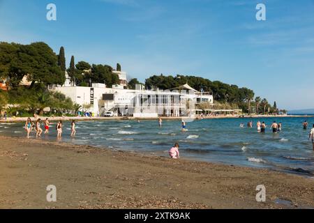 Sandiger, schöner Touristenstrand, der von Einheimischen und Touristen an einem heißen, sonnigen Tag mit blauem Himmel und Sonne genossen wird. Strand von Bacvice. Trennen. Kroatien. (138) Stockfoto