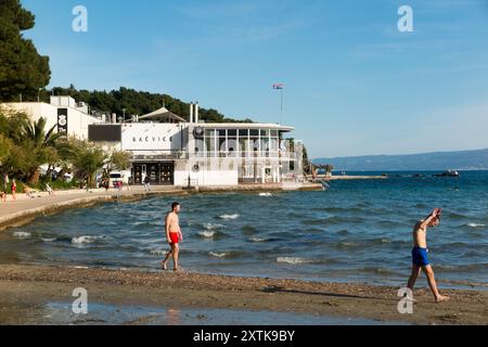 Sandiger, schöner Touristenstrand, der von Einheimischen und Touristen an einem heißen, sonnigen Tag mit blauem Himmel und Sonne genossen wird. Strand von Bacvice. Trennen. Kroatien. (138) Stockfoto