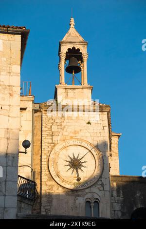 Die Alte Stadtuhr – Stari gradski saß (Ura) auf dem Platz des Volkes (Narodni Trg). Renaissance-Uhr auf romanischem Turm mit wunderschönem Glockenturm oben. Trennen. Kroatien. (138). Stockfoto