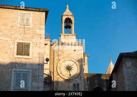 Die Alte Stadtuhr – Stari gradski saß (Ura) auf dem Platz des Volkes (Narodni Trg). Renaissance-Uhr auf romanischem Turm mit wunderschönem Glockenturm oben. Trennen. Kroatien. (138). Stockfoto