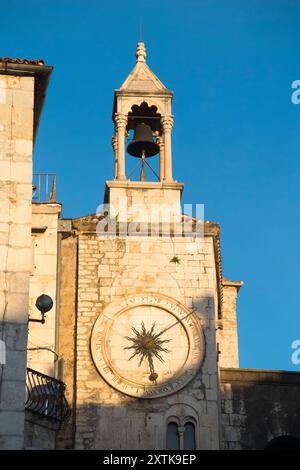 Die Alte Stadtuhr – Stari gradski saß (Ura) auf dem Platz des Volkes (Narodni Trg). Renaissance-Uhr auf romanischem Turm mit wunderschönem Glockenturm oben. Trennen. Kroatien. (138). Stockfoto