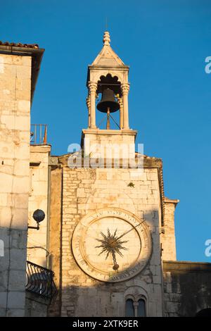 Die Alte Stadtuhr – Stari gradski saß (Ura) auf dem Platz des Volkes (Narodni Trg). Renaissance-Uhr auf romanischem Turm mit wunderschönem Glockenturm oben. Trennen. Kroatien. (138). Stockfoto