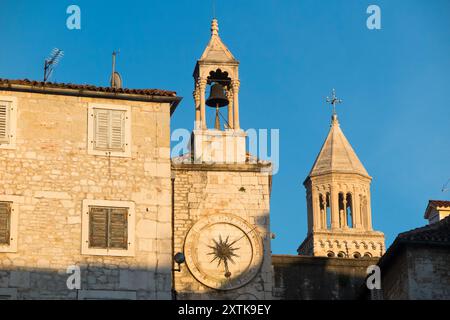 Die Alte Stadtuhr – Stari gradski saß (Ura) auf dem Platz des Volkes (Narodni Trg). Renaissance-Uhr auf romanischem Turm mit wunderschönem Glockenturm oben. Trennen. Kroatien. (138). Stockfoto