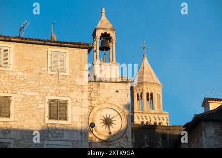 Die Alte Stadtuhr – Stari gradski saß (Ura) auf dem Platz des Volkes (Narodni Trg). Renaissance-Uhr auf romanischem Turm mit wunderschönem Glockenturm oben. Trennen. Kroatien. (138). Stockfoto