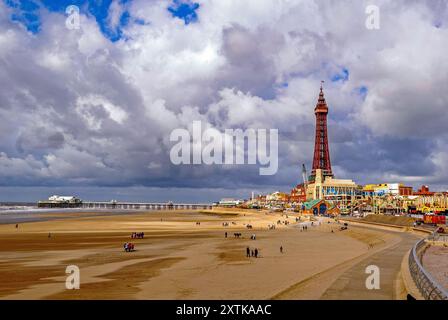 Blackpool Tower und Golden Mile Beach. Stockfoto