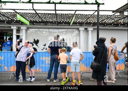 Das letzte Stück von Banksys Animals-Serie wurde am frühen Dienstag, dem 13. August morgens im Londoner Zoo enthüllt und zeigt einen Gorilla, der ein Tor hebt, während verschiedene Tiere, darunter ein Seelöwe und ein Trio neugieriger Augen, im Hintergrund zu sehen sind . Sie hat viele Besucher und Medien auf sich aufmerksam gemacht . Die Passanten waren von einer Überraschung begeistert. Stockfoto