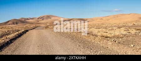 Eine unbefestigte Straße in einem Wüstengebiet zwischen Tindaya und El Cotillo auf der Insel Fuerteventura, Kanarischen Inseln, Spanien Stockfoto