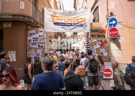 Barcelona, Barcelona, Spanien. August 2024. Dutzende Graffiti und Botschaften gegen den Tourismus während des Gracia Festivals, wo Nachbarn ihre Straßen als Symbol für Identität und Brüderlichkeit zwischen Nachbarn schmücken. (Kreditbild: © Marc Asensio Clupes/ZUMA Press Wire) NUR REDAKTIONELLE VERWENDUNG! Nicht für kommerzielle ZWECKE! Stockfoto