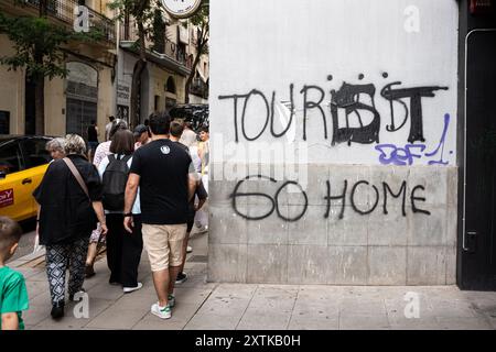 Barcelona, Barcelona, Spanien. August 2024. Dutzende Graffiti und Botschaften gegen den Tourismus während des Gracia Festivals, wo Nachbarn ihre Straßen als Symbol für Identität und Brüderlichkeit zwischen Nachbarn schmücken. (Kreditbild: © Marc Asensio Clupes/ZUMA Press Wire) NUR REDAKTIONELLE VERWENDUNG! Nicht für kommerzielle ZWECKE! Stockfoto