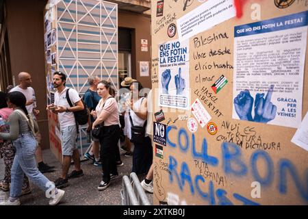 Barcelona, Barcelona, Spanien. August 2024. Dutzende Graffiti und Botschaften gegen den Tourismus während des Gracia Festivals, wo Nachbarn ihre Straßen als Symbol für Identität und Brüderlichkeit zwischen Nachbarn schmücken. (Kreditbild: © Marc Asensio Clupes/ZUMA Press Wire) NUR REDAKTIONELLE VERWENDUNG! Nicht für kommerzielle ZWECKE! Stockfoto