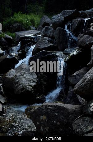 Ein kleiner Wasserfall in den Bergen, in Italien. Stockfoto